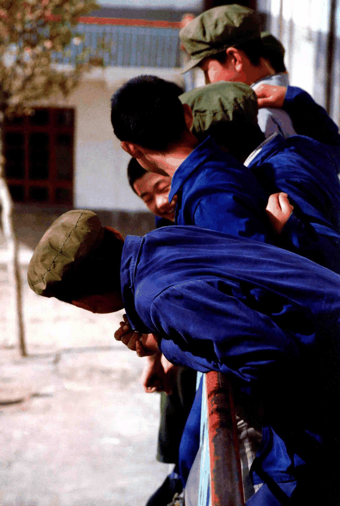 老照片中的青年