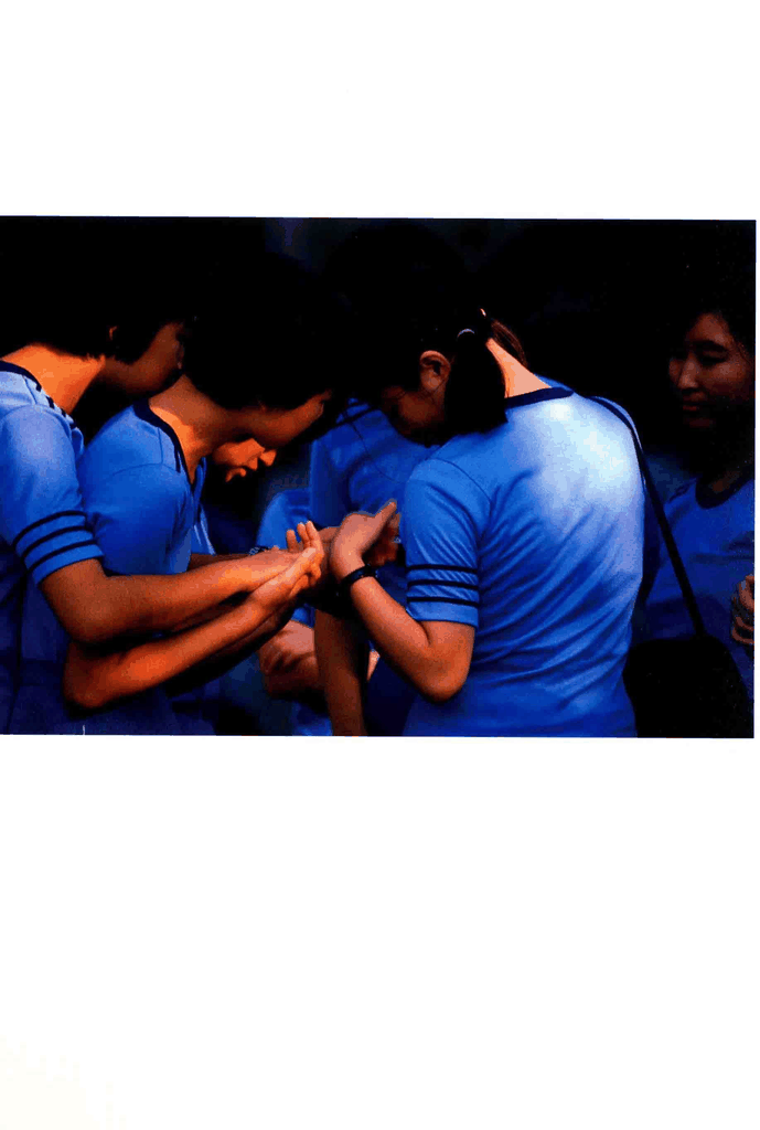 90年代身穿蓝色校服的学生们围在一起加油打气