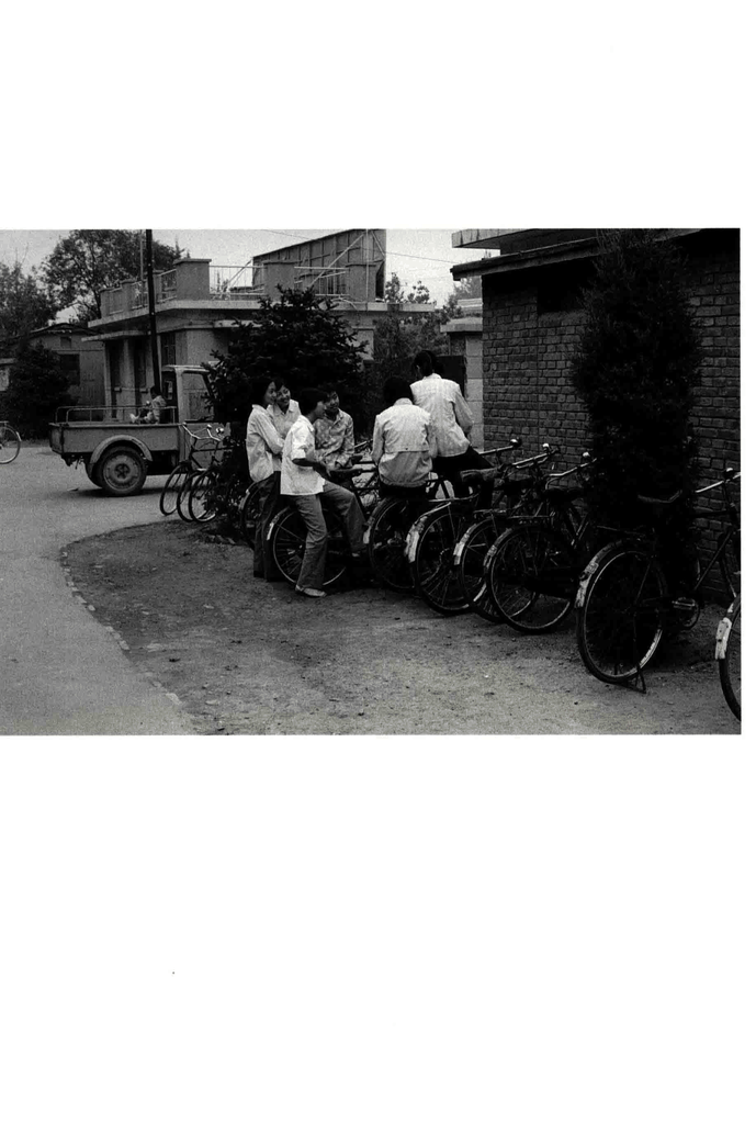 80年代街头青年与自行车