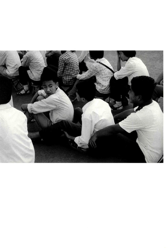 一群席地而坐的年轻人