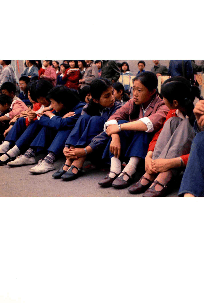 一群坐在地上的年轻女孩，穿着80-90年代风格的服装