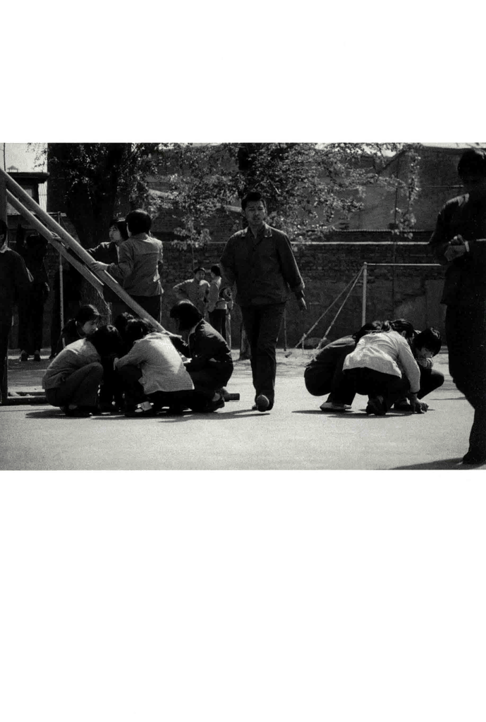 老照片中的操场玩耍场景