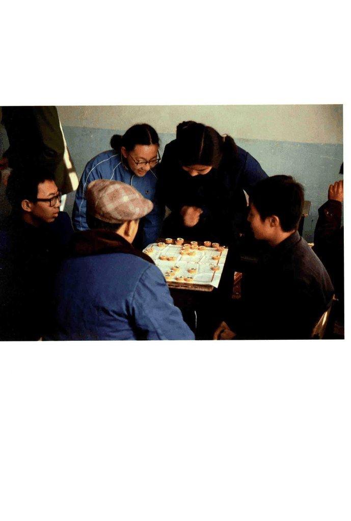 八十年代众人围观下象棋