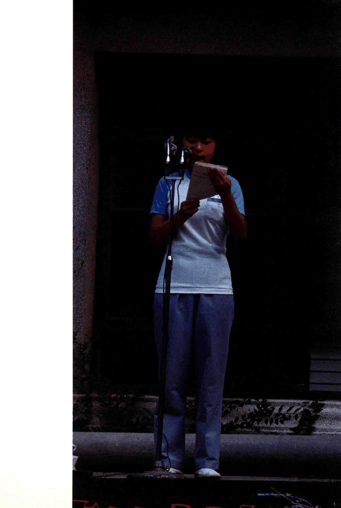 聚光灯下的朗诵少女