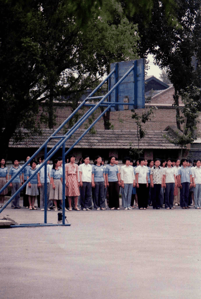 泛黄的操场与整齐的队列