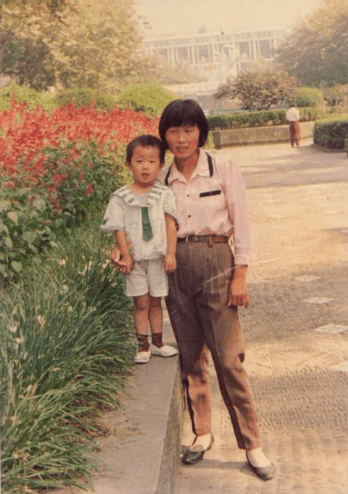 泛黄照片里相依的人