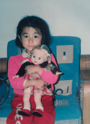 定格在蓝椅上的粉色童年