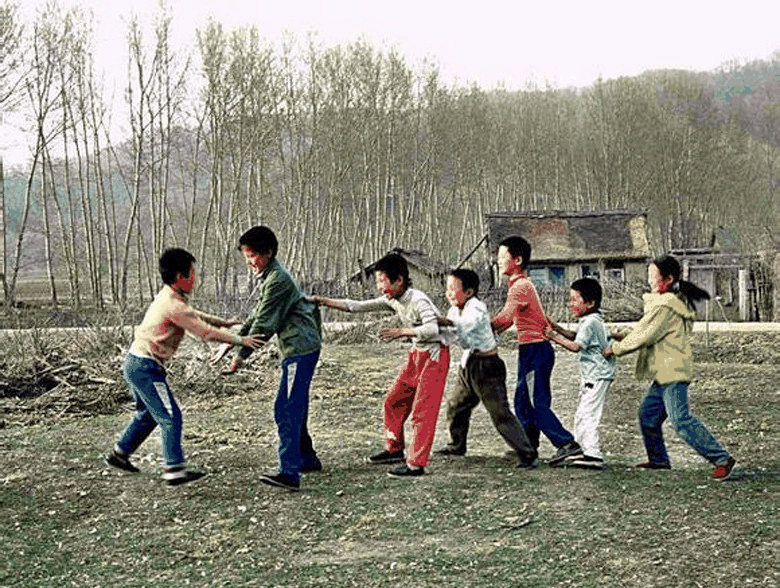 画面中一群孩子在田野间嬉戏